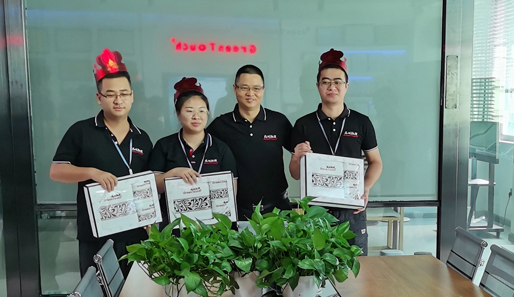 حفل عيد ميلاد أحد موظفي الشركة