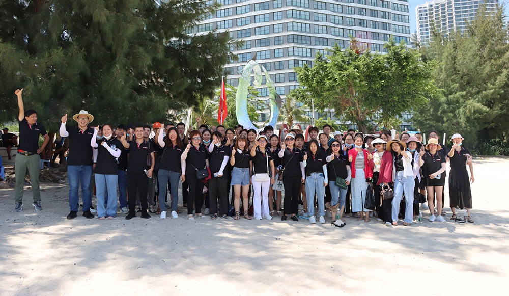 أنشطة بناء الفريق على الشاطئ في الصيف