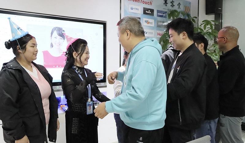 الدفء يسير معًا ويحتفل بعيد الميلاد معًا