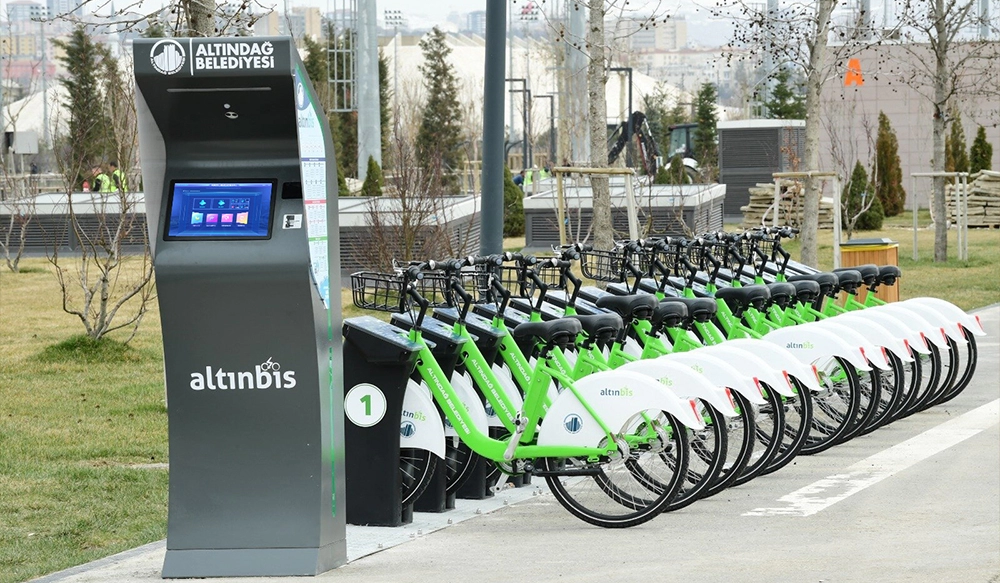 أين تُستخدم شاشات العرض عالية السطوع؟