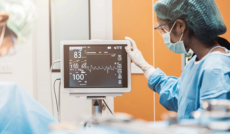 ما هي التطبيقات الطبية لشاشات اللمس؟